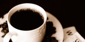 Beber dois cafés por dia pode reduzir em 43% o risco de cirrose