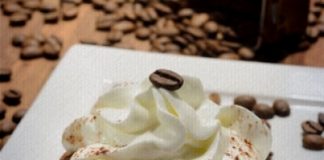 CUPCAKE DE CHOCOLATE COM RECHEIO DE CREME DE CAFÉ