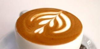 Latte art desenho na xícara de café com leite encanta consumidores