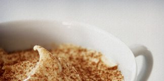 Mousse de chocolate e café com merengue de caramelo e canela