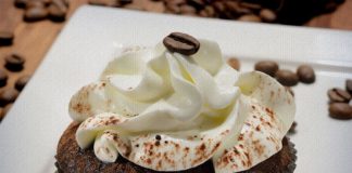 Cupcake de chocolate com recheio de creme de café